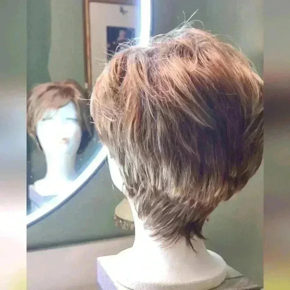 Short Synthetic full wig heavily highlighted - Picture 6 of 14